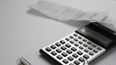 Çalışma Alanında Hesap Makinesi, Evraklar ve Ofis Malzemeleri Masada. Doli.