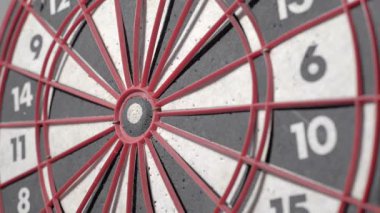 Dart hedefi vuruyor, şans simgesi.