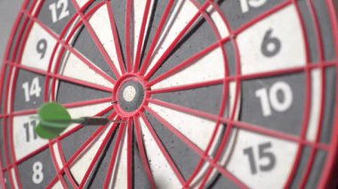 Dart hedefi vuruyor, şans simgesi.