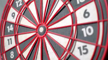 Dart hedefi vuruyor, şans simgesi.