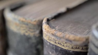 Kamerayı eski kitaplara çevir.