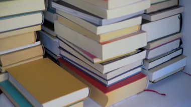 Kamera eski kitapların üzerine eğil