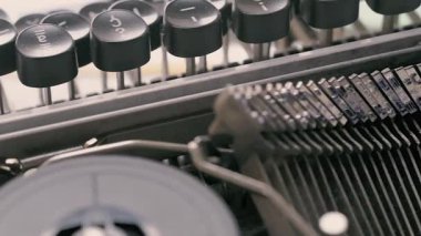 Dolly eski bir daktilonun içinde.