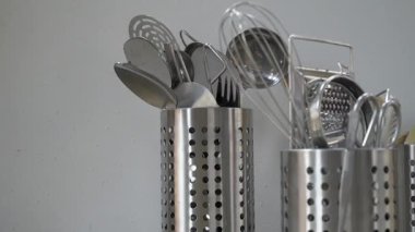 Mutfak aletlerinin üzerine metal kaplara yerleştirilmiş kamera kulesi.