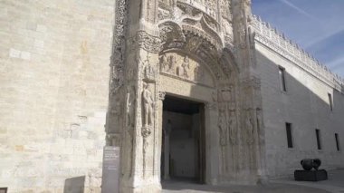 Valladolid, İspanya. 17 Ağustos 2024. Colegio de San Gregorio Müzesi 'nin ana cephesi.