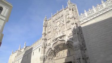Valladolid, İspanya. 17 Ağustos 2024. Colegio de San Gregorio Müzesi 'nin ana cephesi.