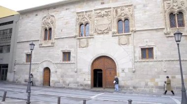 Pan, İspanya 'nın Zamora kentindeki Los Momos Rönesans Sarayı' nın cephesinde çekim yaptı.