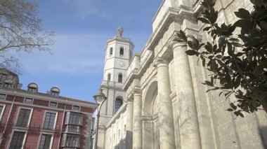 İspanya Valladolid katedralinin ön ve yan cephesi