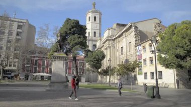 İspanya Valladolid 'deki Miguel de Cervantes' in heykeli ve katedralin yan cephesi