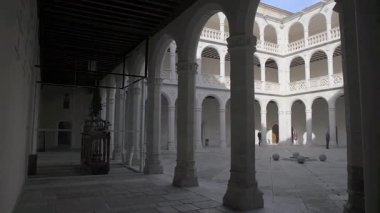 29 Mart 2017: Santa Cruz Sarayı Rönesans Avlusu, Valladolid, İspanya