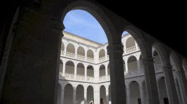 29 Mart 2017: Santa Cruz Sarayı Rönesans Avlusu, Valladolid, İspanya