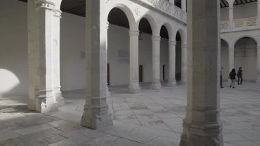 29 Mart 2017: Santa Cruz Sarayı Rönesans Avlusu, Valladolid, İspanya