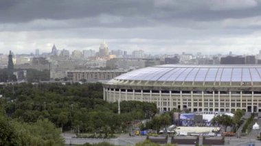 MOSCOW, RUSSIA - 1 Ağustos 2019: Luzhniki Stadyumu manzarası ve Sparrow Hills 'ten kompleksi bulutlu bir gün