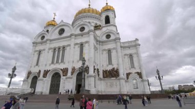 MOSCOW, Rusya - 1 Ağustos 2019: Kurtarıcı İsa 'nın Katedrali. Işıldayan kubbeler 1990 'larda dekoratif, fresk kaplamalı iç mimarisi ile yeniden inşa edilen bu Katolik binasının tepesinde..