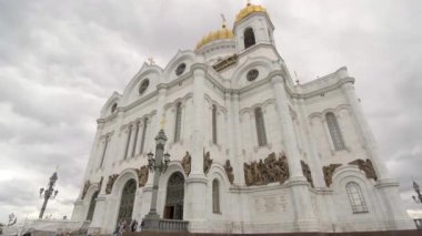MOSCOW, Rusya - 1 Ağustos 2019: Kurtarıcı İsa 'nın Katedrali. Işıldayan kubbeler 1990 'larda dekoratif, fresk kaplamalı iç döşemeleri ile yeniden inşa edilen bu Katolik binasının tepesinde. Eğil