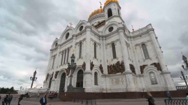 MOSCOW, Rusya - 1 Ağustos 2019: Kurtarıcı İsa 'nın Katedrali. Işıldayan kubbeler 1990 'larda dekoratif, fresk kaplamalı iç döşemeleri ile yeniden inşa edilen bu Katolik binasının tepesinde. Geniş açı