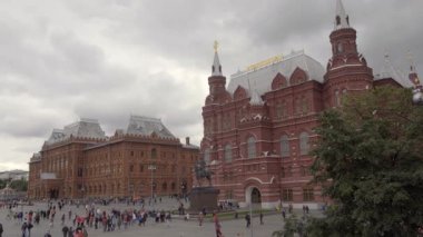 MOSCOW, RUSSIA - 1 AĞUSTOS 2019: Moskova 'daki Devlet Tarihi Müzesi Cephesi, Kızıl Meydan' da gezen turistlerin yer aldığı yerler, kentteki en önemli etkinliklerden biri..