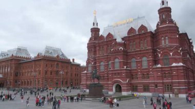 MOSCOW, RUSSIA - 1 AĞUSTOS 2019: Moskova 'daki Devlet Tarihi Müzesi Cephesi, Kızıl Meydan' da gezen turistlerin yer aldığı yerler, kentteki en önemli etkinliklerden biri..