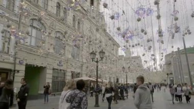 MOSCOW, RUSSIA - 1 Ağustos 2019: Kremlin yakınlarındaki Nikolskaya Caddesi 'nde kimliği belirsiz kişiler