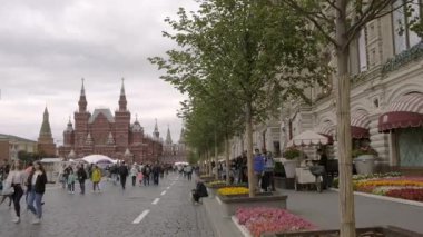 MOSCOW, RUSSIA - 1 AĞUSTOS 2019: Arka planda, Kızıl Meydan 'da bulunan turistlerin dolaştığı Devlet Tarihi Müzesi Cephesi kentteki en önemli etkinliklerden biri..