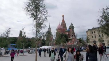 MOSCOW, RUSSIA - 1 AĞUSTOS 2019: Kızıl Meydan etrafındaki yayalar, arka plandaki Aziz Basil Katedrali