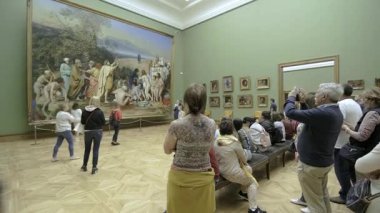 MOSCOW, RUSSIA - 1 AĞUSTOS 2019: Devlet Tretyakov Galerisi, Moskova 'da bir sanat galerisidir. Ziyaretçiler tabloları inceliyor