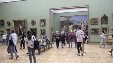 MOSCOW, RUSSIA - 1 AĞUSTOS 2019: Devlet Tretyakov Galerisi, Moskova 'da bir sanat galerisidir. Ziyaretçiler tabloları inceliyor