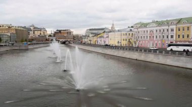 MOSCOW, Rusya - 1 Ağustos 2019: Fontannyy Kompleks. Suyun üzerinde fıskiyeler olan Moskova nehrinin manzarası. Yaz günü. Bulutlu gökyüzüne karşı şehrin güzel manzarası.