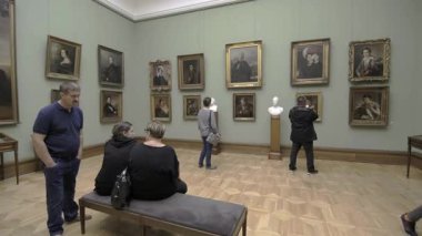 MOSCOW, RUSSIA - 1 AĞUSTOS 2019: Devlet Tretyakov Galerisi, Moskova 'da bir sanat galerisidir. Ziyaretçiler tabloları inceliyor
