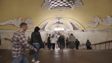 MOSCOW, RUSSIA - 2 AĞUSTOS 2019: Komsomolskaya Moskova 'nın Krasnoselsky İlçesi' nde bulunan Moskova metro istasyonu. Koltsevaya hattında, Prospekt Mira ile Kurskaya istasyonları arasında yer alır..