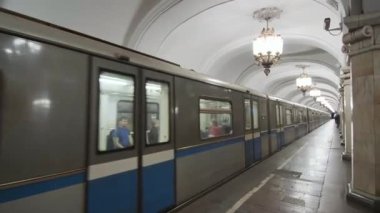 MOSCOW, RUSSIA - 2 AĞUSTOS 2019: Komsomolskaya, Moskova 'nın Krasnoselsky bölgesinde bulunan bir metro istasyonu.