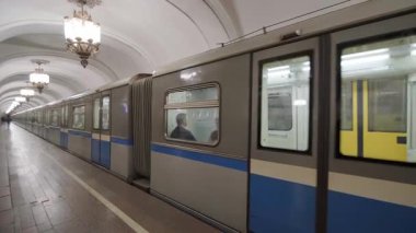 MOSCOW, RUSSIA - 2 AĞUSTOS 2019: Komsomolskaya Moskova 'nın Krasnoselsky İlçesi' nde bulunan Moskova metro istasyonu. Tren istasyondan ayrılıyor.