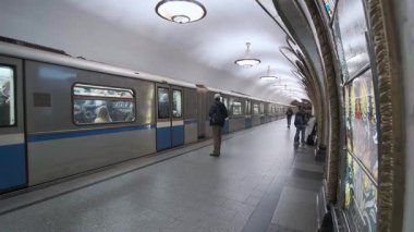 MOSCOW, RUSSIA - 2 AĞUSTOS 2019: Novoslobodskaya, Moskova 'nın Merkez Yönetim Bölgesi' nin Tverskoy ilçesine bağlı Moskova metro istasyonu. Tren istasyondan ayrılıyor.