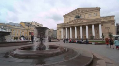 MOSCOW, RUSSIA - 2 Ağustos 2019: Moskova 'daki Bolşoy Tiyatrosu ve Theater Meydanı' ndaki çeşme. Meydana Bolşoy, Maly ve Rus Gençlik Tiyatroları adlı üç tiyatro adı verilmiştir.