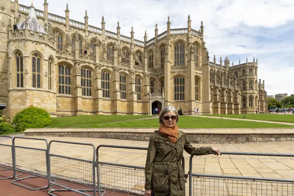 Emekli kadın, İngiltere 'de popüler bir turizm merkezi olan Windsor Kalesi' ndeki Aziz George Şapeli 'ne yaptığı ziyaretten keyif alıyor.