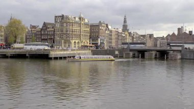 AMSTERDAM, NETHERLANDS - 9 Mayıs 2017: Hollanda 'nın tarihi merkezi Amsterdam