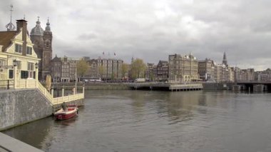 AMSTERDAM, NETHERLANDS - 9 Mayıs 2017: Hollanda 'nın tarihi merkezi Amsterdam