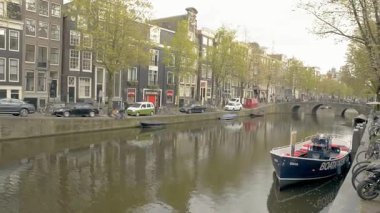 AMSTERDAM, NETHERLANDS - 9 Mayıs 2017: Eski Amsterdam şehrinde geleneksel bir kanal manzarası. Pan