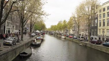 AMSTERDAM, NETHERLANDS - 9 Mayıs 2017: Eski Amsterdam şehrinde geleneksel bir kanal manzarası
