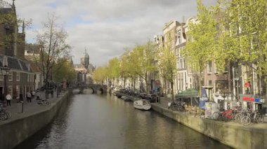 AMSTERDAM, NETHERLANDS - 9 Mayıs 2017: Eski Amsterdam şehrinde geleneksel bir kanal manzarası