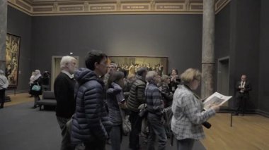 AMSTERDAM, NETHERLANDS - 10 Mayıs 2017: Rijksmuseum 'daki The Night Watch veya The Militia Company of Captain Frans Banning Cocq filmini izleyen insanlar