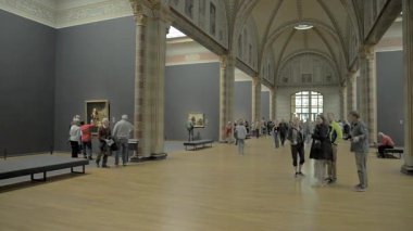 AMSTERDAM, NETHERLANDS - 10 Mayıs 2017: Amsterdam 'da sanat ve tarihe adanmış bir Hollanda Ulusal Müzesi.