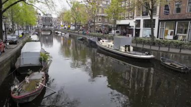 AMSTERDAM, NETHERLANDS - 10 Mayıs 2017: Amsterdam 'da bir kanalda tekne gezisi