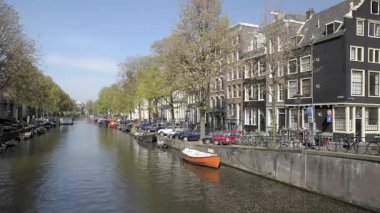 AMSTERDAM, NETHERLANDS - 10 Mayıs 2017: Amsterdam 'da bir kanalda tekne gezisi