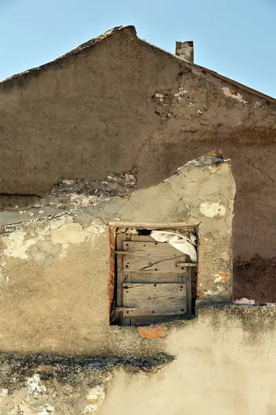 İspanya 'da Kastilya' daki bir kır evinde küçük bir pencere.