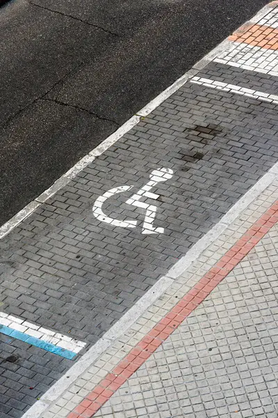 Engelli park yeri. Yere evrensel bir sembol çizilmiş.