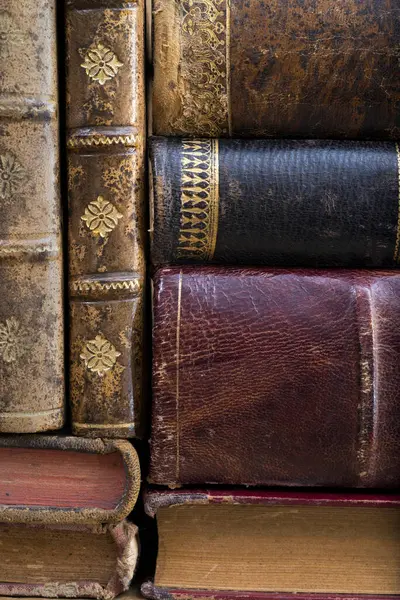 Bazı eski kitapları kapat.