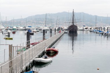 Kristof Kolomb 'un Amerika' ya ilk seyahatinde yelken açan La Pinta gemisinin kopyası. Bayona, İspanya