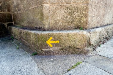 İspanya 'daki Camino de Santiago' da tipik bir yolculuk, uzun mesafe hac yolculuğu, Avrupa