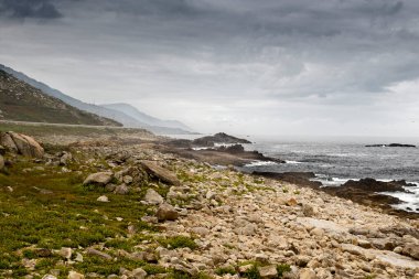 İspanya 'nın Galiçya kıyılarının manzarası bulutlu bir günde